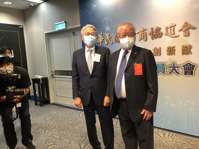 现任工商协进会理事长林伯丰(右)与台新金董事长吴东亮(左)(图／吴静君摄)