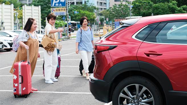 严艺文（中）被交付车钥匙却不敢开车，杨贵媚（右）因此被迫成为专属司机。（「桂田文化艺术基金会」 提供）