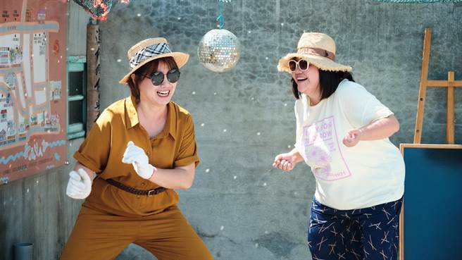 锺欣凌（右）讚严艺文（左）节目效果十足。（「桂田文化艺术基金会」 提供）