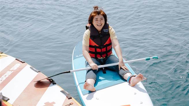 严艺文克服恐惧，独自挑战水上活动。（「桂田文化艺术基金会」 提供）