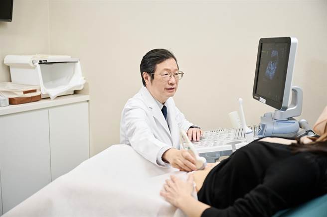 不孕症权威医师胡玉铭指出，40岁以上仍是生育主力，试管婴儿补助次数应比照40岁以下族群，由3次增加为6次。（TFC提供）