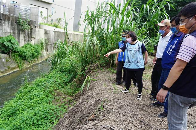 神冈区西汴干线三分沟分线下游段护岸崩塌，造成堤坊缺口越来越大，颱风来袭洪水恐危及附近住家及厂房安全。（陈世宗摄）