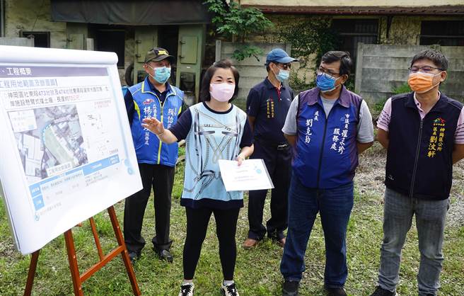 立委杨琼璎（左二）等接获民眾陈情后，21日邀集农水署等单位，举办西汴干线三分沟分线下游段护岸改善工程说明会。（陈世宗摄）