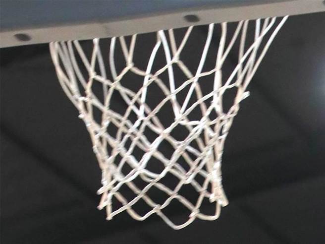 檢察官依裁判指稱「圓柱體原則」，認定防守方侵入到進攻方上籃球員的下方而釀傷，依過失傷害起訴。（中時資料庫）