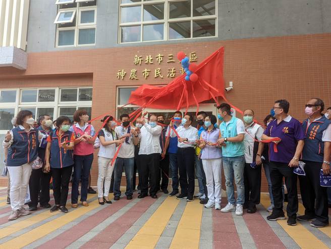 三重区的神农市民动中心今(21)日办理启用，由新北市长侯友宜主持启用揭牌仪式。(黄敬文摄)