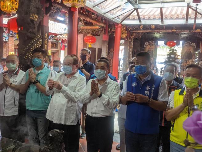 侯友宜也前往邻近的先啬宫参拜，祈祷疫情尽快过去。(黄敬文摄)