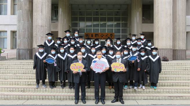 联大李伟贤校长(前排中)、吴芳宾研发长(左)及蔡丰任主任(右)与乐龄学员合影。（联大提供／李京升苗栗传真）