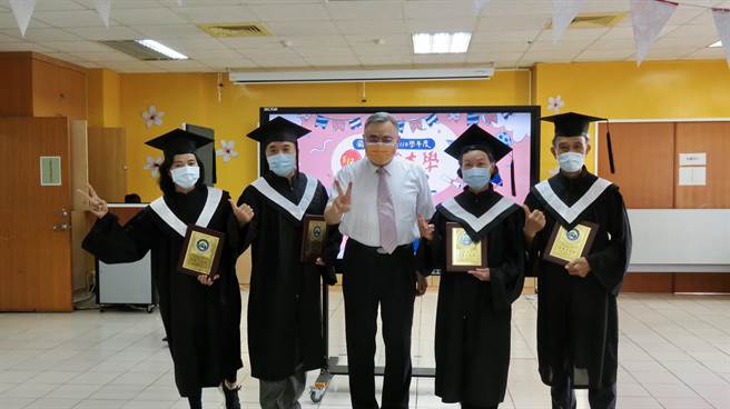 联大李伟贤校长(左3)与获奖学员开心合影。（联大提供／李京升苗栗传真）