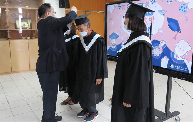 联大吴芳宾研发长为乐龄学员拨穗。（联大提供／李京升苗栗传真）