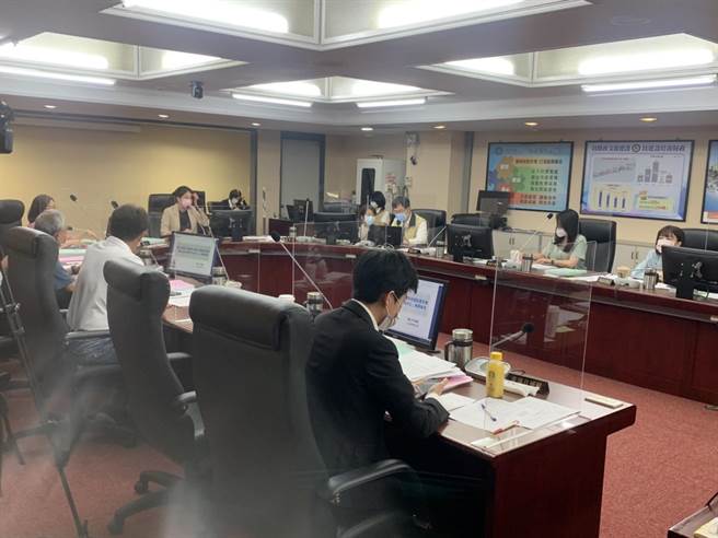 台北市議會財建委員會今邀集產發局、市場處及人事處等單位，進行「台北市政府違反行政不中立」專案報告。（黃婉婷攝）