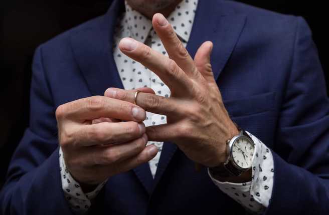 男聽眾call in深夜廣播告解，說自己將結婚，不但搞上小姨子，還跟未來岳母有染，尋求建議。(達志影像shutterstock提供)

