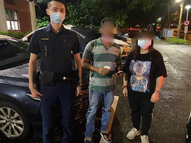 印度籍男子（中）在台中第六分局协和所员警协助下顺利找回遗落在计程车上的iPhone手机，让他可以开心、安心地搭机离台返回印度。（警方提供／谢琼云台中传真）