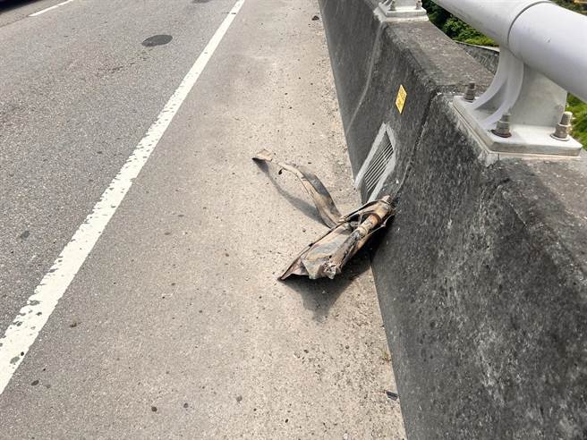 疑为拖板车掉落的铁片。（警方提供）