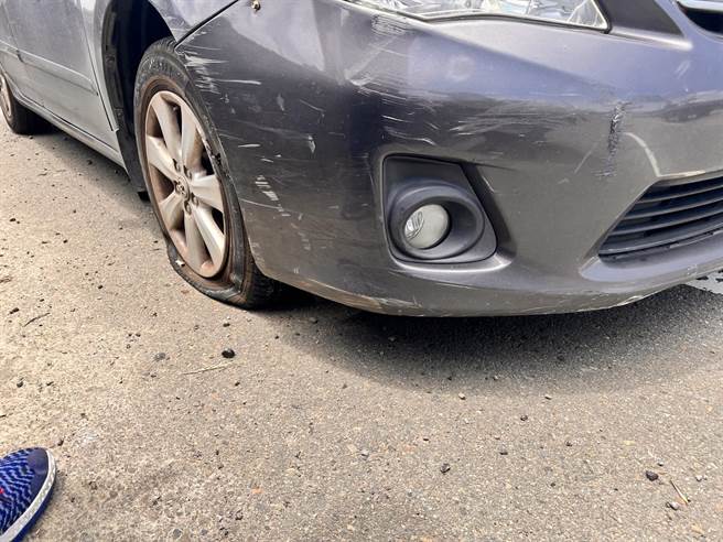 掉落铁片造成自小客车爆胎。（警方提供）