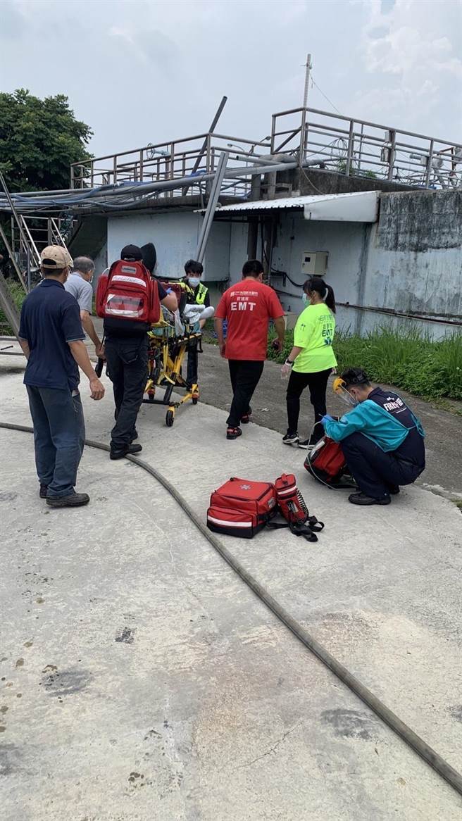 大甲幼狮工业区污水处理厂，疑因污水处理逆止阀损坏造成沼气回灌，造成一人无呼吸心跳、一人意识不清送医。(民眾提供)