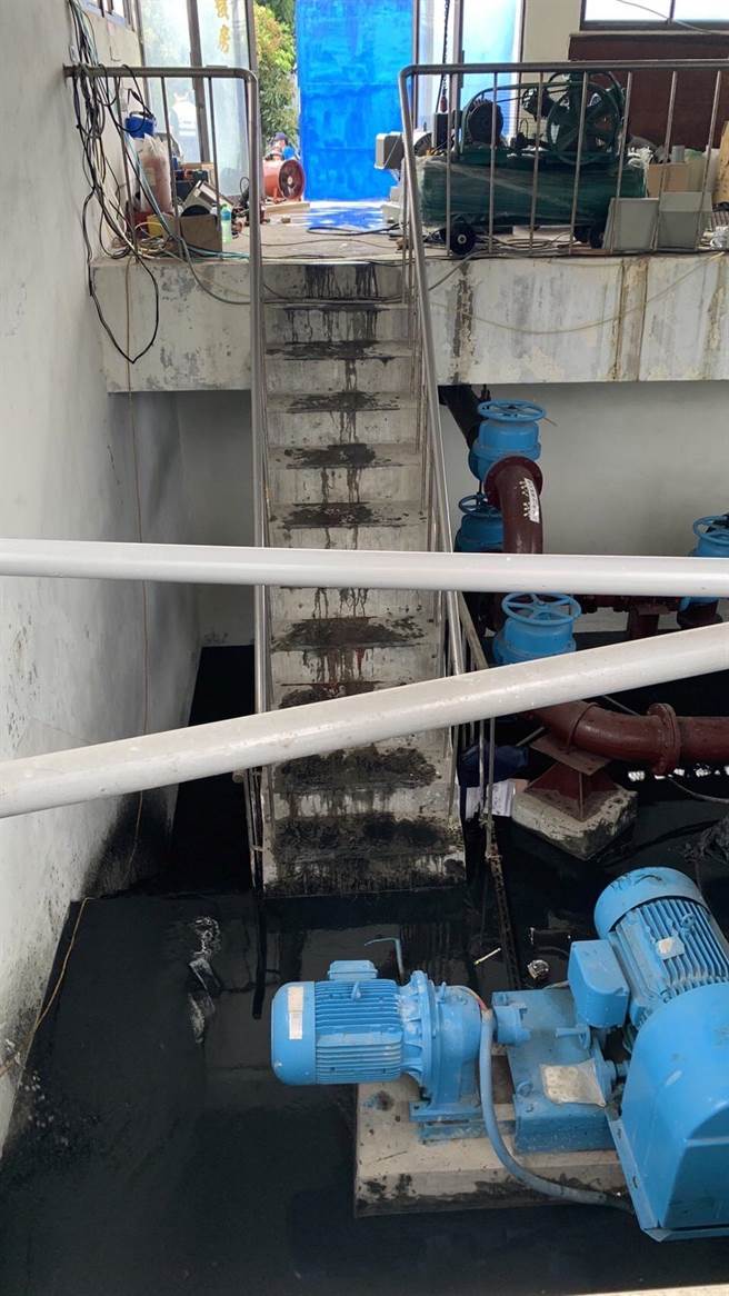 大甲幼狮工业区污水处理厂，疑因污水处理逆止阀损坏造成沼气回灌，造成一人无呼吸心跳、一人意识不清送医。(民眾提供)