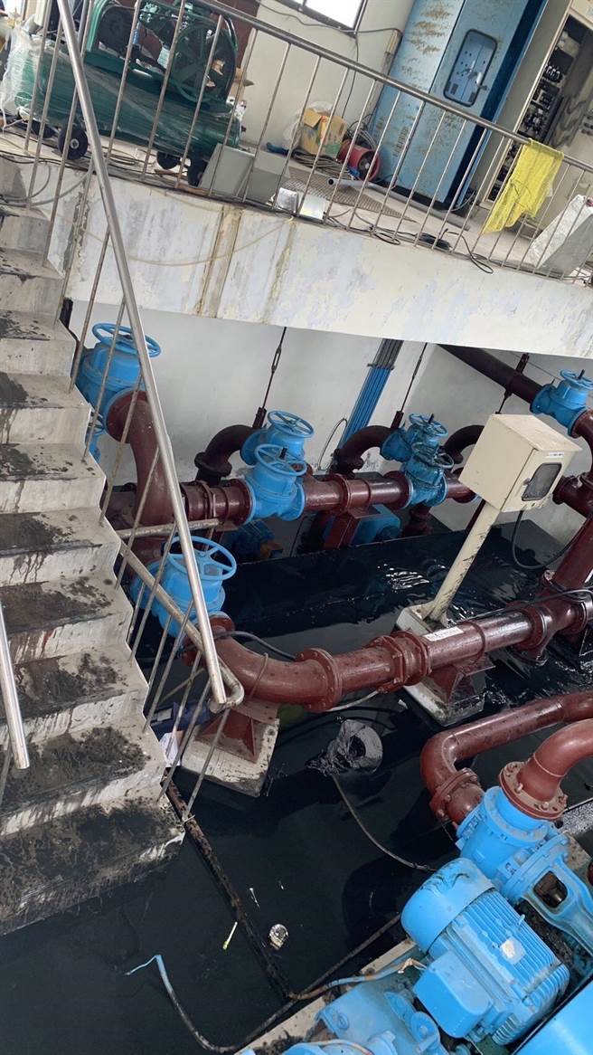 大甲幼狮工业区污水处理厂，疑因污水处理逆止阀损坏造成沼气回灌，造成一人无呼吸心跳、一人意识不清送医。(民眾提供)