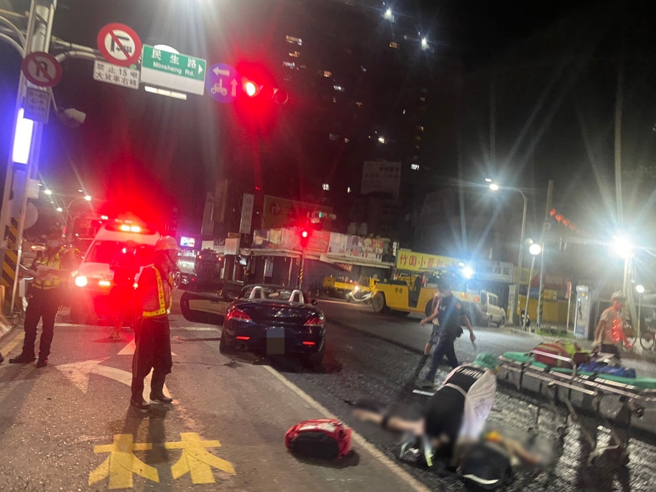 新北市淡水区今凌晨日有名女子驾车沿淡水区民权路往北行驶，竟直接撞击正在道路施工的工作人员，导致对方当场失去生命迹象，紧急送医后仍不治身亡。(淡水警分局提供)