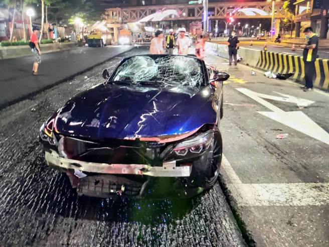 肇事车辆撞的面目全非，可见当下的撞击力道之大。(淡水警分局提供)