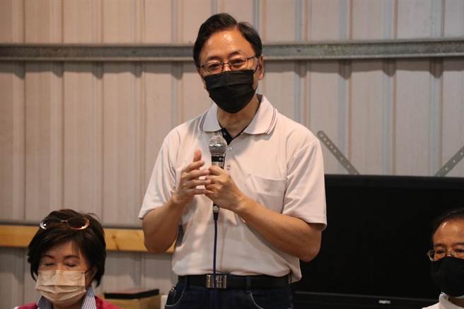 国民党桃园市长参选人张善政今日来到桃园杨梅拜会地方仕绅。（蔡明亘摄）