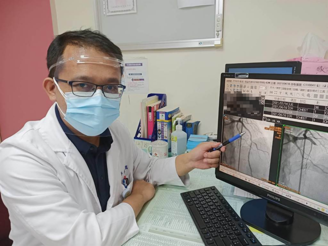 心臟内科吴佳儒医师解说。（为恭医院提供／李京升苗栗传真）
