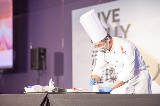 萬豪國際集團昨（20日）於台北W飯店舉行聯合招募日，台北國泰萬怡酒店廚藝新銳黃品均示範廚藝表演。(戴志揚翻攝)