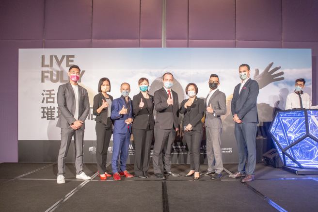 萬豪國際集團昨（20日）於台北W飯店舉行聯合招募日，參與飯店總經理齊聚合影。(戴志揚翻攝)