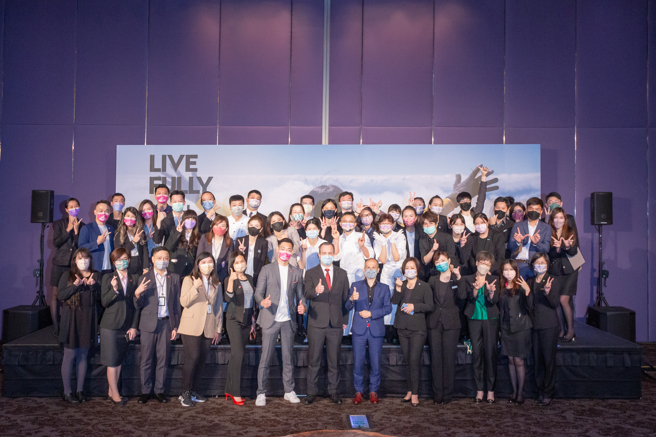 萬豪國際集團昨（20日）於台北W飯店舉行聯合招募日，現場釋出從基層至主管階級共計超過五百個職缺，參與人員合影。(戴志揚翻攝)