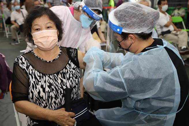 为持续推动疫苗接种，嘉县设置29场假日接种站，催打长者第4剂疫苗，至19日65岁以上长者已有51％完成接种。（嘉义县政府提供∕吕妍庭嘉义传真）