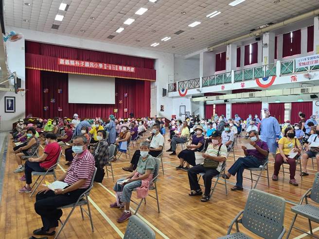 为持续推动疫苗接种，嘉县设置29场假日接种站，催打长者第4剂疫苗，至19日65岁以上长者已有51％完成接种。（嘉义县政府提供∕吕妍庭嘉义传真）