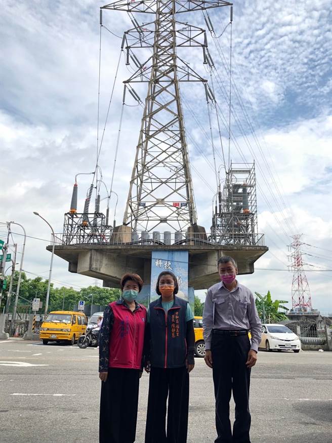 座落于新北市中和区福祥路、胜利路交岔口的高压电塔事故连连，如今总算确定拆除。（陈锦锭服务处提供／李奇叡新北传真）