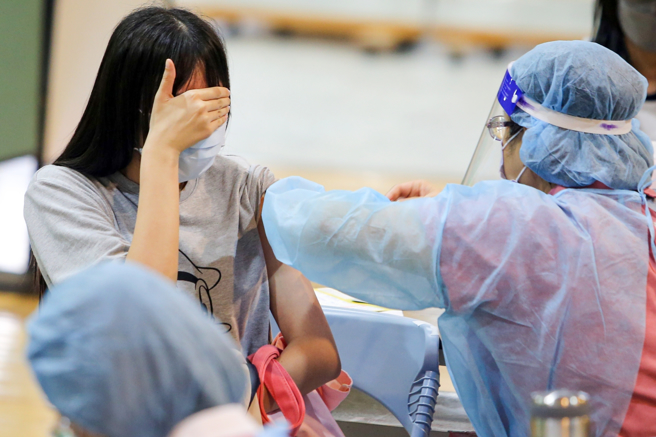 輝瑞BNT兒童疫苗第2劑明天起開打，指揮中心表示，將配撥55萬劑疫苗給各縣市，由地方政府陸續安排指定合約醫療院所接種；後續視疫苗供應及接種情形，預計6月下旬至7月初安排校園接種。（圖／示意圖，記者陳麒全攝影）