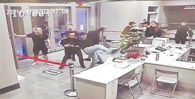 台北市警松山分局黑衣人之亂，黑衣人衝入中崙派出所，黑衣人一度用腳踹向桌子。（本報資料照片，翻攝自台北市警察局提供畫面）