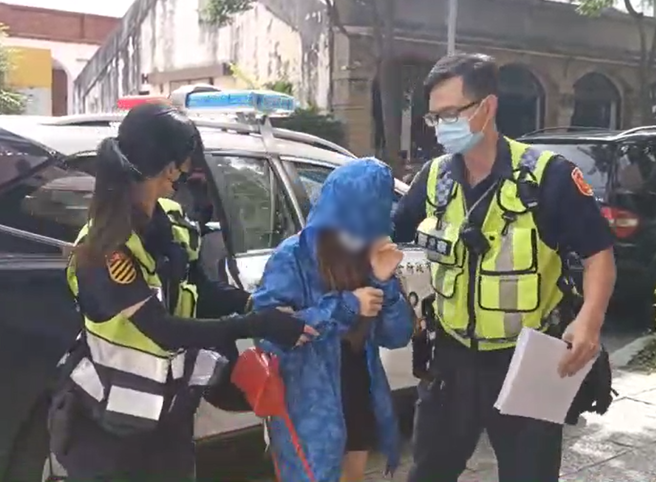 29岁林姓女子（中）涉嫌于21日凌晨酒驾撞死1名工人，遭到警方上铐带回。（警方提供／黄敬文新北传真）
