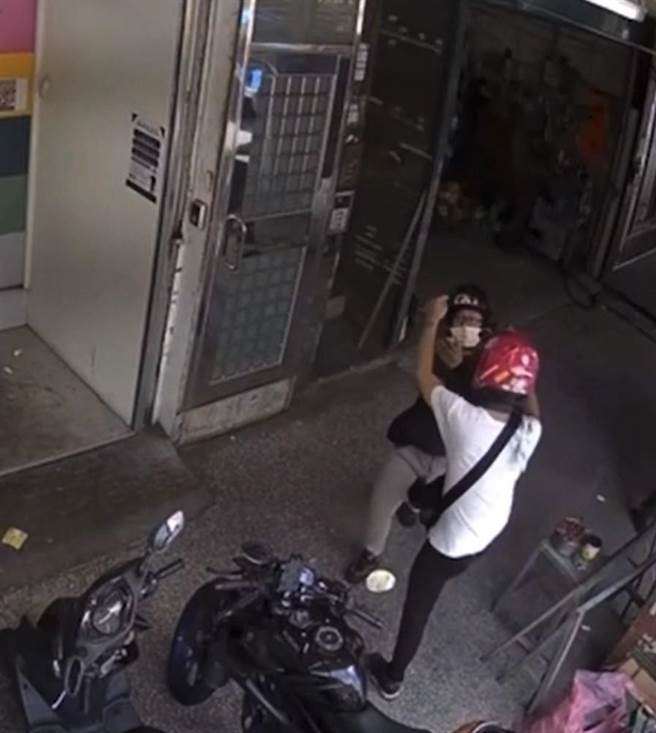 新北市三重區有2名外送員在大街上起口角，由於其中一名外送員未依外送平台規定送餐，另一名外送員欲錄影檢舉，結果雙方一言不合發生爭吵扭打。(三重警分局提供)