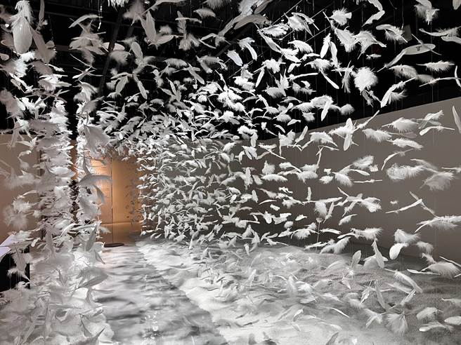 逾40位志工利用4000根白色羽毛，花了3天手做的羽毛通道。（李奇叡摄）