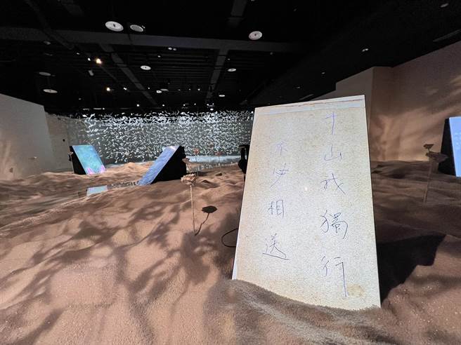 由台南纺织股份有限公司赞助重达10公吨的聚酯粒制成的沙堆。（李奇叡摄）