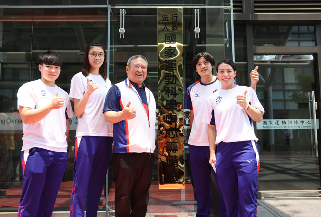 中華奧會主席林鴻道（中）與菁英運動選手郭婞淳（右一）、陳念琴（右二）、陳玟卉（左一）、黃筱雯（左二）一起在國家運動科學中心籌備處大門前合影留念。（中華奧會提供）