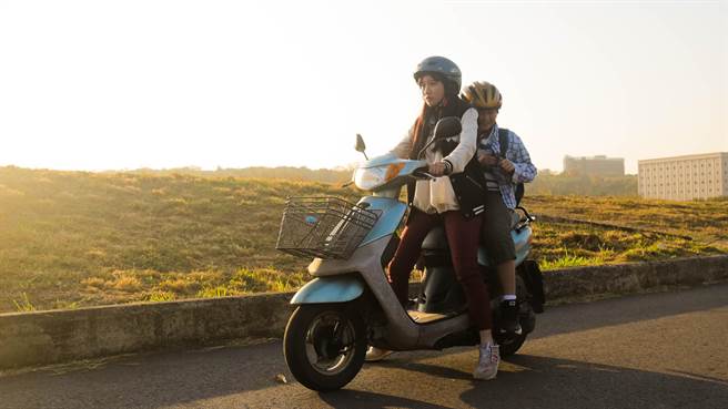 《那天，我妈偷了老师的车》，叙述1对寄人篱下的母女，其饰演母亲一角也是《华灯初上》的演员谢琼暖，以金钟奖女配角纯熟演技，鲜活刻画出市井小民的生活。（朝阳科大提供／张妍溱台中传真）