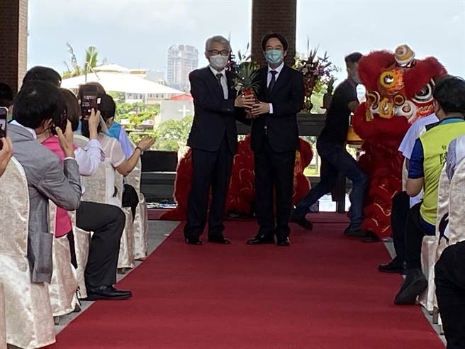 副總統賴清德與飯店董事長謝文祥一起見證開幕。(曹婷婷攝)