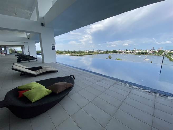 飯店泳池一望無際。(曹婷婷攝)