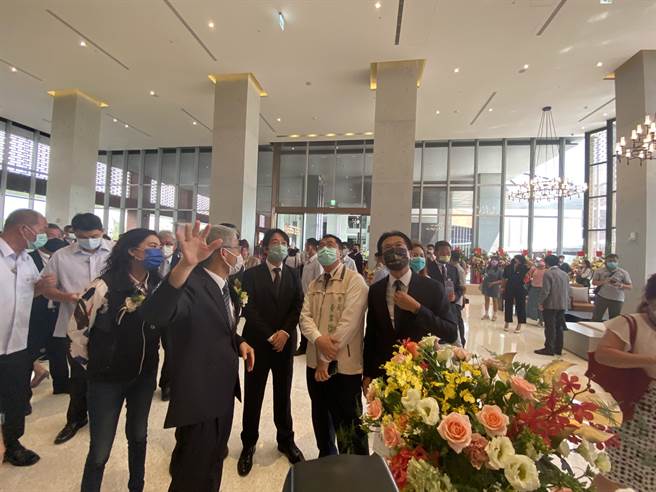 副總統賴清德(右三)參觀福爾摩沙遊艇酒店。(曹婷婷攝)