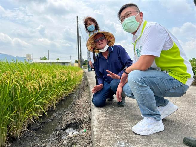 施志昌为大甲区老农争取一个安全及无地漏的耕作环境。（陈世宗摄）