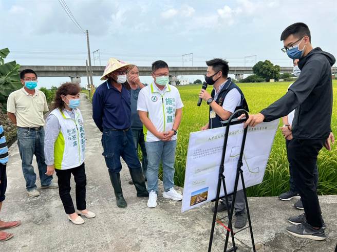 大甲区太白里20多年前铺设后未曾修缮，市议员施志昌要求水利局进行路面修缮。（陈世宗摄）