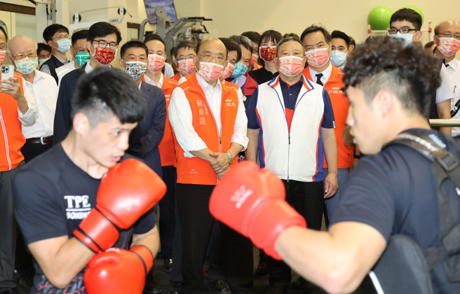 行政院長蘇貞昌（中左）和中華奧會主席林鴻道（中右）視察選手訓練狀況。（中華奧會提供）