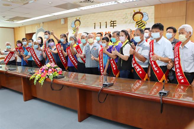 苗栗县通霄镇农会21日在3楼会议室，颁奖表扬111年度苗县国产龙眼蜂蜜评鑑获奖蜂农。（苗栗县府提供／李京升苗栗传真）