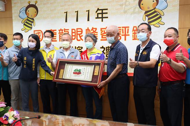 表扬特等奖蜂农。（苗栗县府提供／李京升苗栗传真）