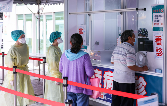 疫情逐漸趨緩，各大醫院防疫急門診將轉型，民眾前往醫院看診拿藥。（羅永銘攝）