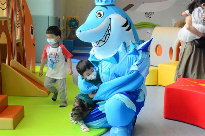 为迎接暑假旅客人潮，远雄悦来饭店斥资上亿元整修馆内设施，主打全年龄都能游乐的瑞奇活力馆已开放，让亲子同乐。（王志伟摄）
