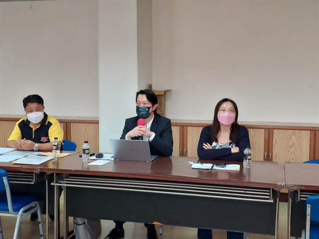 民调公司代表说明民调与访问流程，强调电话跨号是必然会有，事前说明会都有完整说明，且并不影响样本数的效果与民调作业。（谢琼云摄）